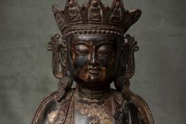 Große Guanyin-Bronzefigur mit Resten einer Lackfassung, Ming