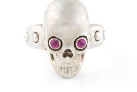 SKULL-RING 'GEORG HORNEMANN', Düsseldorf, Georg Horne-mann, 21. Jh., Silber, Rubine. Einzelanfertigung. Limit 300,- €