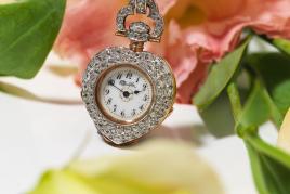 Los 625: Tiffany & Co. Diamantanhängeuhr in Herzform. In Roségold 18K, besetzt mit 216 Diamanten und 13 Diamantrosen.