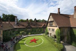 Vor 100 Jahren eingeweiht: Schloss Cecilienhof in Potsdam. Foto: SPSG/Leo Seidel