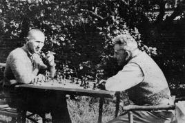 Bertolt Brecht und Walter Benjamin spielen Schach, 1934, Skovsbostrand/Dänemark, Foto: unbekannt © Akademie der Künste, Berlin, Bertolt-Brecht-Archiv