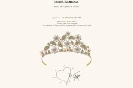 Dolce & Gabbana, Entwurf der Swarovski Tiara 2018 designed by Dolce & Gabbana für die Debütantinnen des Wiener Opernball 2018, mit Beschriftung und Originalunterschrift Für das detailreiche Schmuckstück ließen sich Dolce & Gabbana von der Mozart-Oper „Le nozze di Figaro“ inspirieren. So heißt es in der achten Szene des ersten Aktes: „Giovani liete - fiori spargete!“, also „Muntere Jugend, streue Blumen!“ - ein gesungenes Bild, das sich in dem floralen Design der Tiara auf poetische Weise widersp