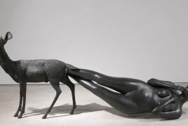 Kiki Smith: Born, 2002. Bronze 99.1 x 256.5 x 61 cm. Foto: Ellen Page Wilson, courtesy Pace Gallery (c) Kiki Smith. courtesy Pace Gallery