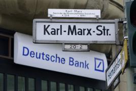 Straßenschild der Karl-Marx-Straße in Berlin-Neukölln, 2016  Foto picture alliance, Sascha Steinach