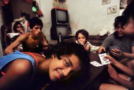 Joseph Rodriguez Saturday Night Cards, Rodriguez Family Spanish Harlem, New York, 1987 © Joseph Rodriguez courtesy Galerie Bene Taschen