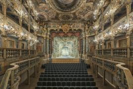 Bildtitel: Markgräfliches Opernhaus Bayreuth nach der Restaurierung, Blick zur Bühne mit neu rekonstruiertem Bühnenbild