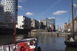 Der Lieger Caesar im Hamburger Hafen - im Hintergrund die Elbphilharmonie © DSD/Strauch