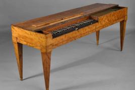 Klavichord Gebrüder Kraemer, Göttingen, um 1800, Korpus in geflammter Birke furniert, Tastatur in Elfenbein und Ebenholz, Altersspuren, H 78 x L 171 x T 55 cm. Zuschlagspreis:	12.000 EUR