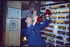 David Bowie mit der Trompete von Miles Davis vor Modelleisenbahnen im Chalet «Le Picotin», 1995, Caux (VD). © Claude Nobs Archives