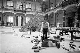 Jochen Littkemann, Joseph Beuys in der Ausstellung "Zeitgeist", Martin-Gropius-Bau, 1982 © Jochen Littkemann