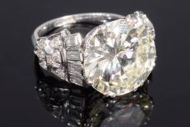 An impressive 8.5ct diamond set cocktail ring. £15,000-20,000.