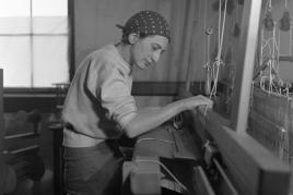 Anni Albers in ihrem Studio im Black Mountain College, 1937, Fotografie von Helen M. Post, Courtesy Western Regional Archives, State Archives of North Carolina Foto: © Kunstsammlung NRW