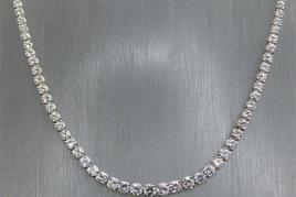 Diamantcollier 18 kt. Weißgold, besetzt mit 117 Brillanten im Verlauf, zus. ca. 17 ct., Mindestpreis:	5.000 EUR