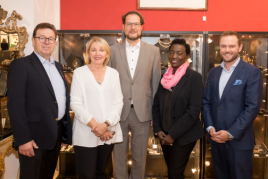 Dr. Auma Obama, Schwester des ehemaligen US-Präsidenten (2.v.r.) mit Helmut Liebs von der Landeskirchenstiftung (Mitte) und der Familie Eppli