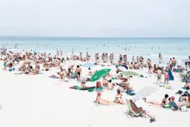 Lot: 62  MASSIMO VITALI Abb.: Massimo Vitali, Landscape with Figures, Seite 21 Provenienz  Startpreis / Startingbid  14 000 €