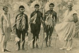 ragende Blicke. Bild 03 "Geschmückt zum Tanz", Foto: Eduard Gangl, 1927-30, PoPo, Golf-Provinz, (damals) Britisch Neuguinea, rechts: Eduard Gangl, links: nicht identifizierte Person, Museum Fünf Kontinente, Inv.Nr. FO-107-1-46