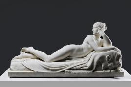 Luigi Bienaimé, Najade (nach Antonio Canova), um 1838, Marmor,  Höhe: 48,00 cm; Breite: 97,50 cm; Tiefe: 72,00 cm,  aus der Sammlung der Staatsgalerie Stuttgart Foto: Staatsgalerie Stuttgart Copyright: Staatsgalerie Stuttgart