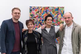 Die Kurator_innen der Ausstellung, im Hintergrund das Werk von Alighiero Boetti “Tutto”. von li nach re.: Karsten Löckemann (Sammlung Goetz), Elena Re, Letizia Ragaglia (Museion), Leo Lencsés (Sammlung Goetz). Foto Luca Meneghel