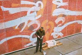 Johann Fruhmann bei der Arbeit an seinem Glasmosaik (300 x 800 cm) des Österreich-Pavillons für die Weltausstellung in New York, 1964