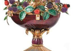 Fabergé-Herbstei mit Spielwerk Pforzheim, Victor Mayer Runder, mit Obsidian-Achat besetzter Sockel auf kurzen Füßen Schätzpreis:	40.000 EUR