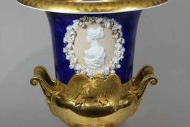 Andenkenvase, Königl. Porzellan Manufaktur Berlin, blaue Zeptermarke unter Glasur, eisenrote Reichsadlermarke (1823 - 1832) Mindestpreis:	2.000 EUR