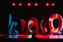 Bildzeile: Farbenfrohes Spektakel: Die Kapu-Theater-AG gastiert im TextilWerk (Foto: St.-Josef-Gymnasium)