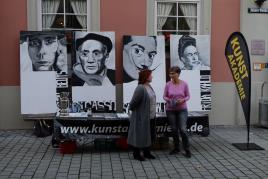 ((Bild Infostand; Bildnachweis: Kunstakademie Esslingen)): Frisch aus der Druckpresse: Auf der ARTe wird die Künstlerwerkstatt der Akademie Esslingen unter der Federführung des Dozenten und Künstlers Helm Zirkelbach eine Edition an Radierungen erstellen.