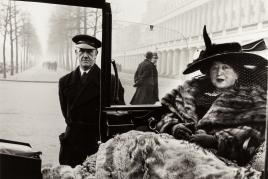 INGE MORATH (1923–2002) Mrs. Eveleigh Nash at the Buckingham Palace Mall, 1953 Gelatin silver print, printed in the 1970s 22,1 x 32,7 cm Photographer's agency stamp and her handwritten annotations in pencil on the reverse Schätzpreis 4.000–5.000 Euro © WestLicht Photo Auction