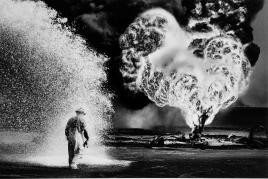 Sebastião Salgado: Fireball, Greater Burhan Oil Field, Kuwait 1991, Foto auf Fotopapier glänzend, später Druck, signiert, ca. 23 x 32 auf 30 x 40 cm