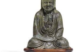 Figur des Bodhidharma China | Qing-Dynastie, vermutlich Qianlong-Zeit (1735-96) Dunkelgrünes Geröllgestein | Höhe 12,5cm Schätzpreis: 80.000 – 100.000 Euro