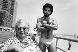 Arlene Gottfried Angel and Woman Broadwalk Brighton Beach, NY 1976 © Arlene Gottfried courtesy Galerie Bene Taschen