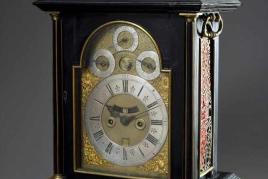 Frühe Bracket Clock in ebonisiertem Gehäuse mit Messingdekorationen und fein gesägten, gravierten Gittern, sign. Claudius Duchesne/London, um 1715