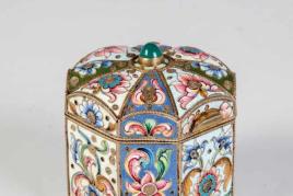 Zwerew Cloisonné-Email Dose Russland, Moskau, Nikolai Zwerew (Meister 1898-1912), 1908-1912 Silber, innen vergoldet. Schätzpreis:	2.500 - 2.600 EUR