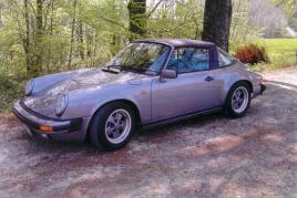 ((Bild Porsche Eppli; Bildnachweis: Auktionshaus Eppli Stuttgart)): Auf der Antik & Ambiente als Highlight zu bewundern: Ein diamantblaues Porsche- Sondermodell, Baujahr 1987, Targa-Variante.