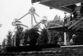 Weltausstellung in Brüssel, im Vordergrund: Karl Schwanzer, Österreichischer Pavillon, im Hintergrund: André Polak, Jean Polak: Atomium, 1958 © Foto: Gerd Schlögl