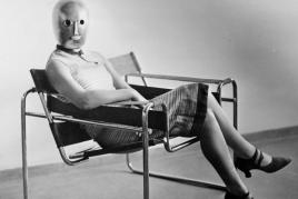 Sitzende mit Bühnenmaske von Oskar Schlemmer im Stahlrohrsessel von Marcel Breuer, Foto: Erich Consemüller, um 1926, Bauhaus-Archiv Berlin © Dr. Stephan Consemüller