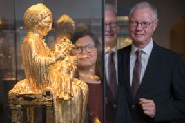 Andrea Wegener, Leiterin des Domschatzes, und Dompropst Thomas Zander vor der Kopie der Goldenen Madonna. Foto: Oliver Müller | Bistum Essen