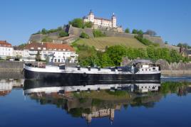 Die Ausstellungen des ersten Habjahres auf dem Kunstschiff ARTE NOAH des Kunstvereins Würzburg werden auf 2021 verschoben. Leider entfällt auch die Große Fahrt zur ARTbreit im Juni. Foto: Jörg Nellen