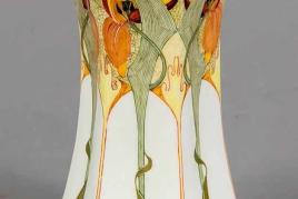 Jugendstil Vase, Rozenburg, den Haag, um 1900-10, hexagonal-konkave Form, Eierschalenporzellan, feine Malerei mit Blütenzweigen in Orange und Grün, Malersignatur Samuel Schelling, H. 12 cm. Mindestpreis:	1.200 EUR