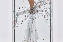 Anselm Kiefer, Daphne, 2016, Glas, Metall, Stoff, Äste und getrocknete Blätter, Franz Marc Museum, Kiefer-Sammlung Grothe, © Anselm Kiefer, VG Bild-Kunst, Bonn 2020, Foto: Collecto.a