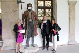 Die Tiroler Landesmuseen öffnen ab 15. Mai schrittweise ihre Tore. Das gaben Landesrätin Dr. Beate Palfrader, Direktor Mag. Dr. Peter Assmann und Vorstandsvorsitzende Dr. Barbara Psenner (v.l.n.r.) heute in einer Pressekonferenz bekannt.  © Tiroler Landesmuseen