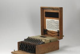 Enigma I, Chiffriermaschine (CH.11a), Berlin 1944, drei Walzen, Holzkasten, ca. 38 x 28 x 15,5 cm, erzielter Preis € 117.800