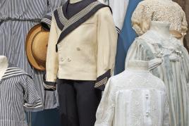 Diese Kleidung trugen Kinder vor 100 Jahren. Aber wie verbrachten sie ihre Freizeit? Darum geht es in der Sommerferienaktion des Textilwerks Bocholt. Foto: LWL / Betz