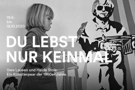 Heide Stolz, Ohne Titel (Tochter Lea vor Grandiose Aussichten von Uwe Lausen), um 1967, Silbergelatine-Abzug auf Barytpapier (Vintage), Nachlass Heide Stolz, DASMAXIMUM, Traunreut, © VG Bild-Kunst, Bonn 2020