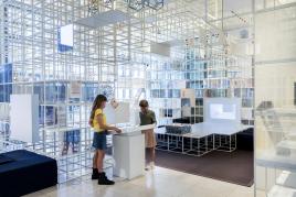 Kinder im Hamburger Kinderzimmer beim Spielen mit einem Kugellabyrinth,  umgeben von der ortspezifischen Rauminstallation von Olafur Eliasson (*1967) © Hamburger Kunsthalle Foto: Fred Dott