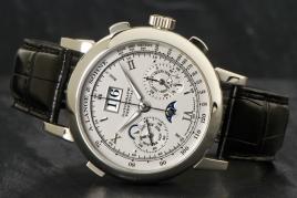 A. Lange & Söhne, Glashütte i/SA, "DATOGRAPH PERPETUAL", Ref. 410.025D, Cal. L952.1, 41 mm, circa 2006   Nahezu neuwertige, astronomische und schwere Platin Armbanduhr mit ewigem Kalender, Tages-, Datums- und Monatsanzeige, Mondphase, Tag- und Nachtanzeige, Schaltjahr und Chronograph mit Flyback-Funktion - mit Originalschatulle, Bedienungsanleitung, Lange-Buch zur Uhr, Lange-Garantiesiegel ausgestellt am 18. Dezember 2006 und Stellstift