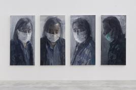 Abbildung: Yan Pei-Ming, Self-portrait with Mask, 2020, Öl auf Leinwand, 4 Panele, je 200 x 100 x 6,5 cm (78,74 x 39,37 x 2,56 in) © Yan Pei-Ming / Bildrecht, Wien 2020. Foto: Clérin-Morin.