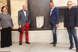 Gruppenfoto, v. l. n. r. Barbara Porod, Erich Hackl, Wolfgang Muchitsch und Karl Peitler vor dem neuen Römerstein im Lapidarium, Foto: Universalmuseum Joanneum/J.J. Kucek