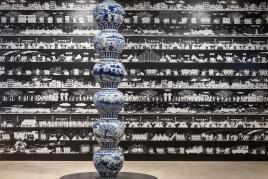 Installationsansicht, Ai Weiwei, Odyssey, 2016 und Stacked Porcelain Vases as a Pillar, 2017, Foto: Achim Kukulies