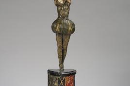 Nr. 210 Demetre Chiparus, "Bayadère", Frankreich, um 1925, Bronze, kalt patiniert in Gold- und Silbertönen; geschnitztes Elfenbein; Sockel aus Marmor und Stein, auf einer Seite mit versilberter Plakette aus Bronze; auf dem Sockel bezeichnet D. H. Chiparus; Gesamthöhe: 53,5 cm. (MP) Literatur: Shayo, Chiparus, p. 135, No. 65. Schätzwert € 28.000 - 40.000